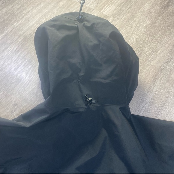 Arc’teryx Black GORE-TEX Hooded Shell Jacket – High-Performance Outdoor Gear - Picture 2 of 15